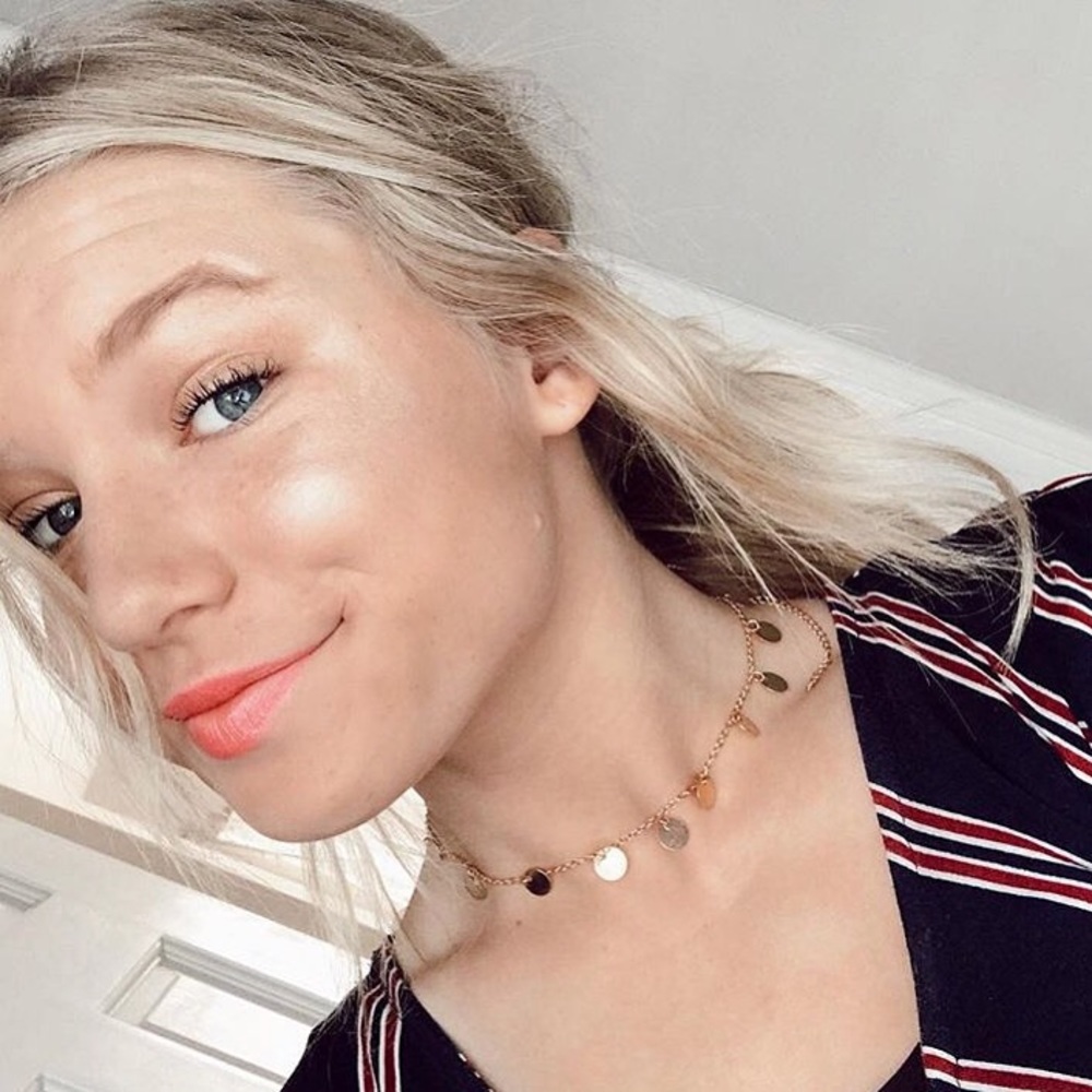 Gold dangly pendant choker